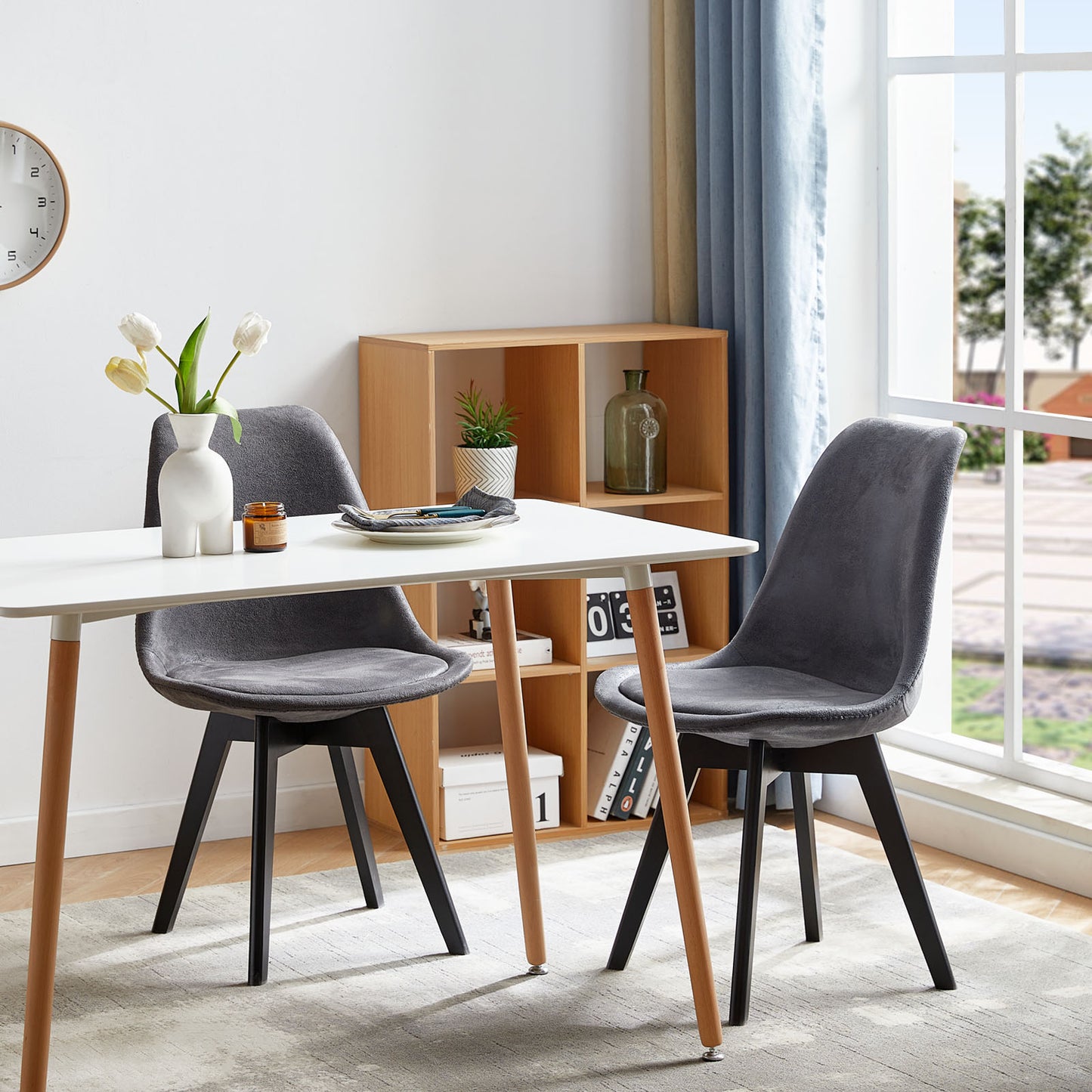 TULIP Lot de 4 chaises de salle à manger en daim noir avec pieds en hêtre - Gris foncé